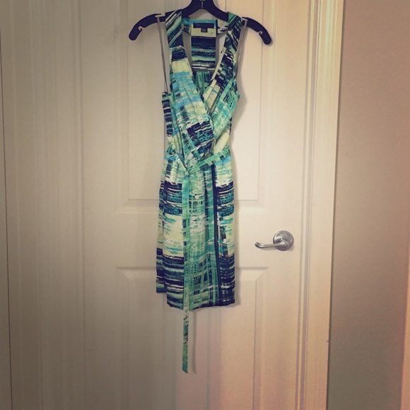Printed graphic sleeveless dress with belt