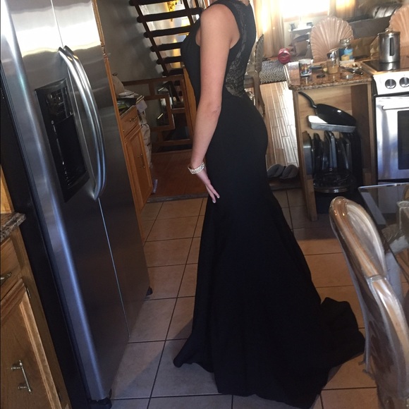 Black gown - Picture 2 of 2