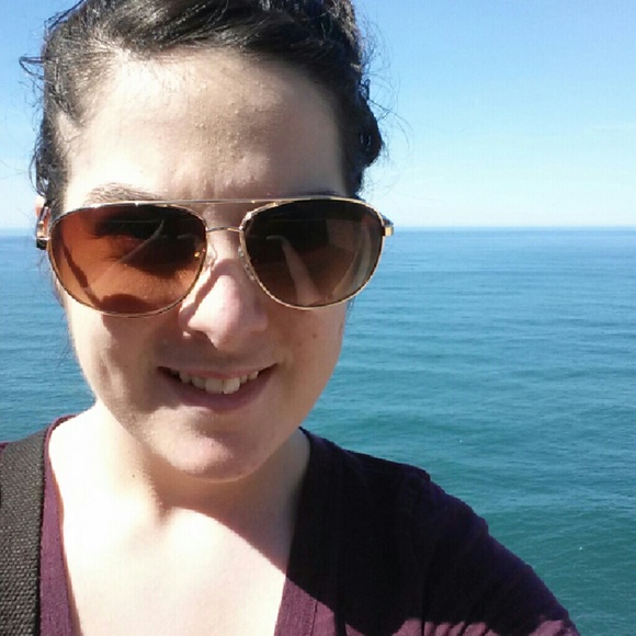 Meet your Posher, Taylor - Picture 2 of 3