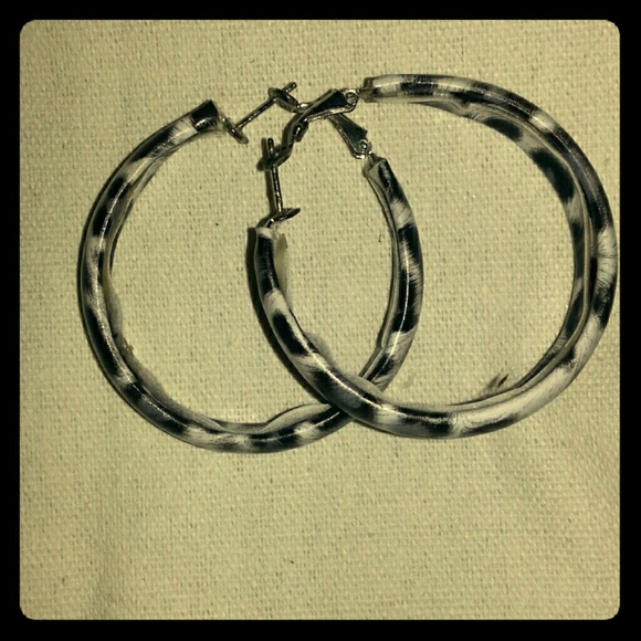 Animal print pierced ears earrings