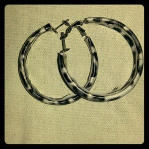 Animal print pierced ears earrings