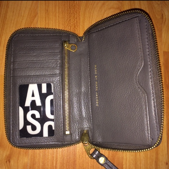 {marc by marc jacob} smartphone wristlet - Picture 2 of 4