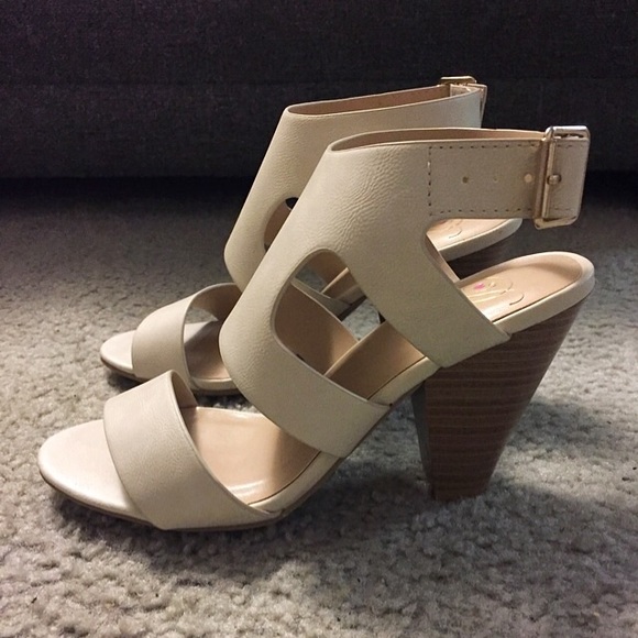 Beige Sandals, Size 5.5 - Picture 3 of 4