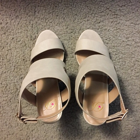 Beige Sandals, Size 5.5 - Picture 4 of 4