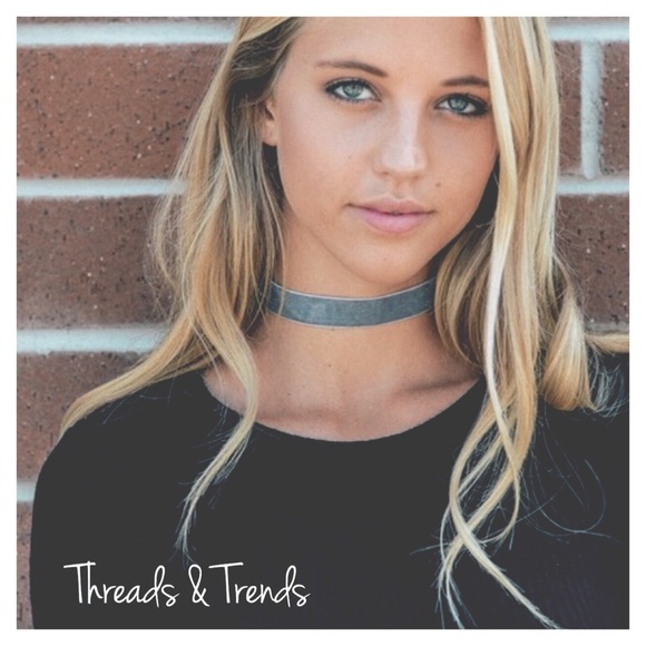 Velvet Choker - Picture 1 of 4
