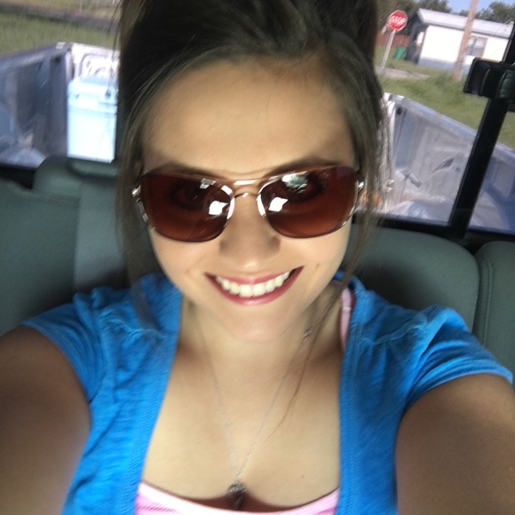 Meet your Posher, Alyssa - Picture 1 of 1