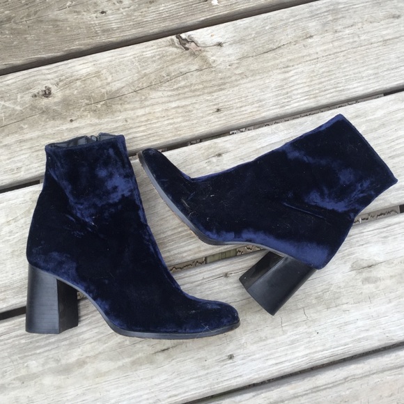 Groovy baby! 70s blue velvety boots