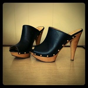 *SALE* Stunning black Clogs with Gold Rivets