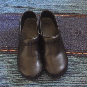 100% leather clogs
