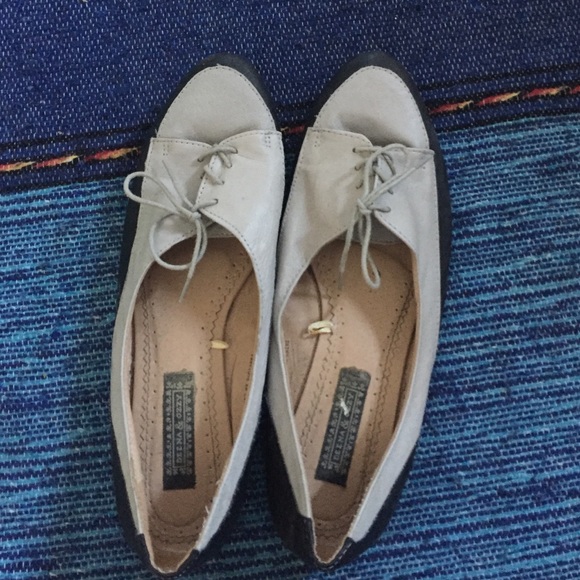 A pair of vintage-style, Oxford flats!