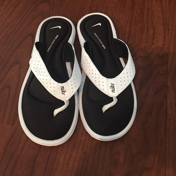 Nike comfortable flip flops
