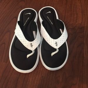 Nike comfortable flip flops