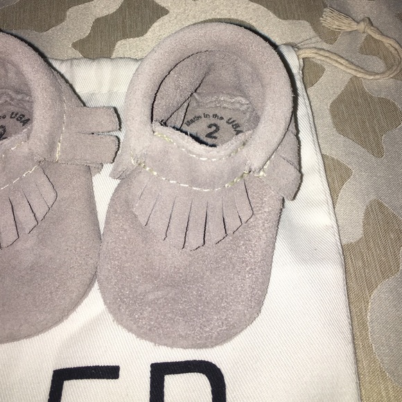 Freshly picked gray suede infant moccasins - Picture 2 of 4