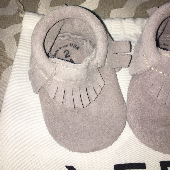 Freshly picked gray suede infant moccasins - Picture 3 of 4