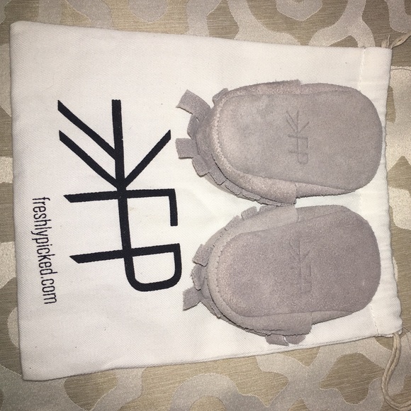 Freshly picked gray suede infant moccasins - Picture 4 of 4