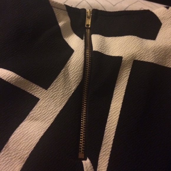 Black and white peplum top - Picture 4 of 4