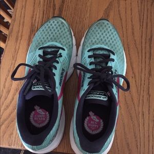 Brooks Launch 3 Running Shoes, size 9.
