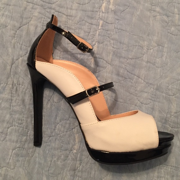 🔴SOLD🔴Black and white platform heels