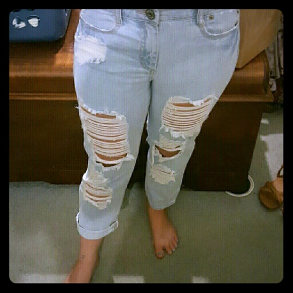 Juniors 11. Light blue distressed crop Jeans. NWT