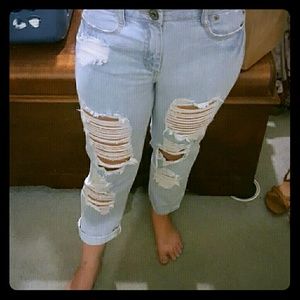 Juniors 11. Light blue distressed crop Jeans. NWT