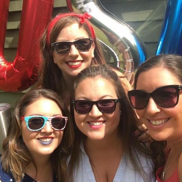 Meet your Posher, Amanda - Picture 3 of 7