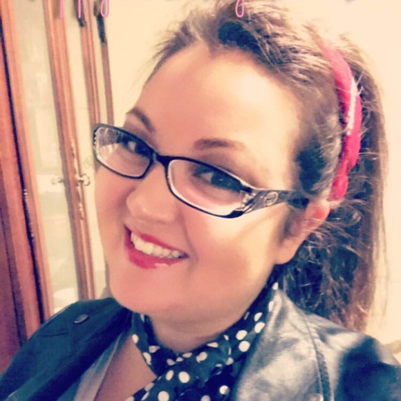 Meet your Posher, Amanda - Picture 2 of 7