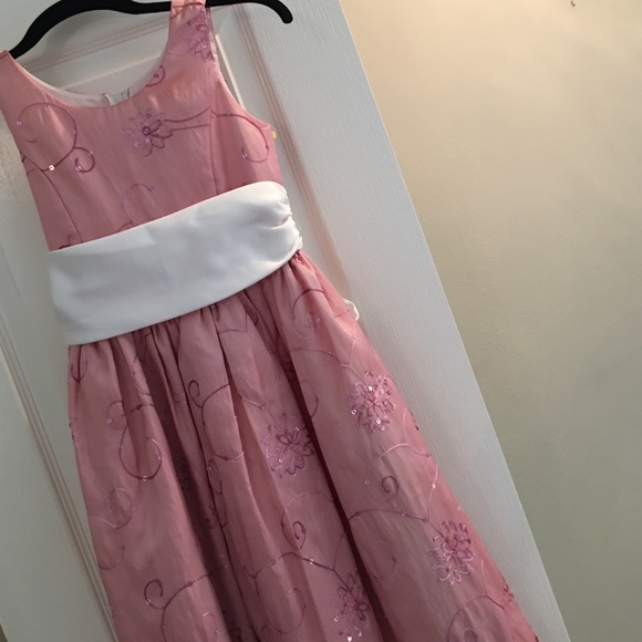 Not your basic dress! Fresh style 💕 - Picture 2 of 4