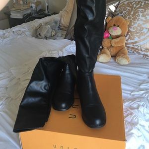 Black knee highs boots with stretchy back