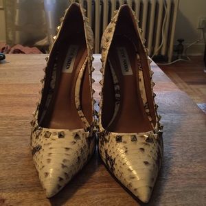 Steve Madden Snakeskin studded pumps