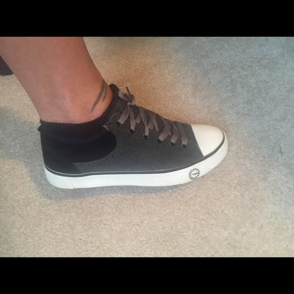 Ugg Sneakers SZ 8