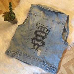*RARE* LEVIS Distressed snake denim vest