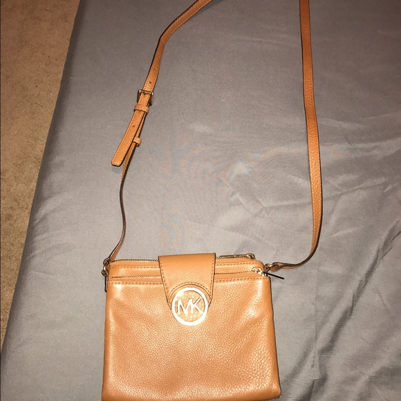 100 % authentic Michael Kors cross body