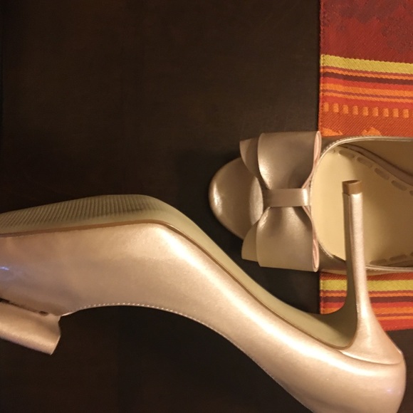 Nude platform patent leather heels w/bow details💖 - Picture 3 of 4