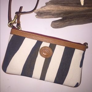🔆SALE ✅Dooney & Bourke Animal Print Clutch/Wallet