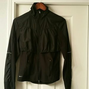 Great nike fitdry jacket fitted, form flatering.