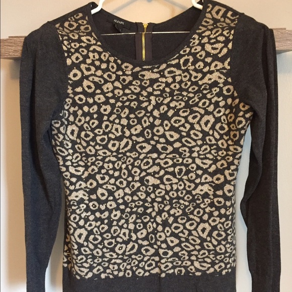 Ladies Sweater - Small Alfani