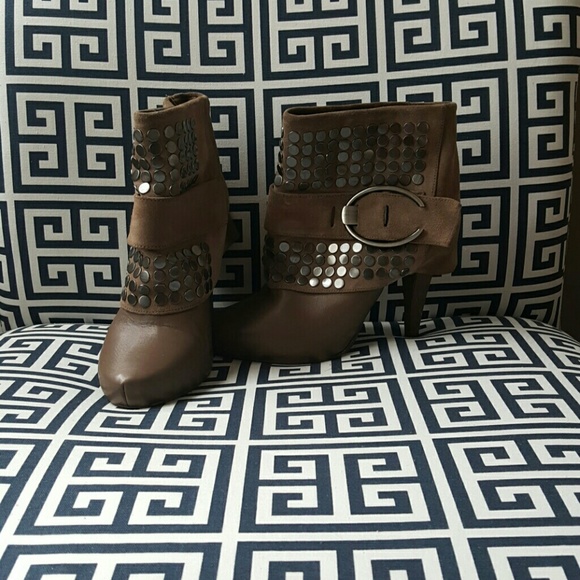 Steve Madden taupe booties - Picture 1 of 4