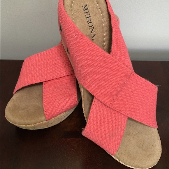 EUC Merona Salmon colored wedge