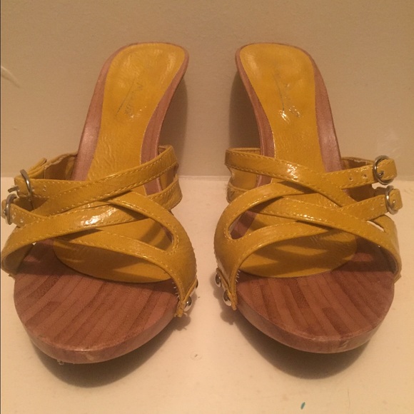 Yellow strappy heels... mustard yellow