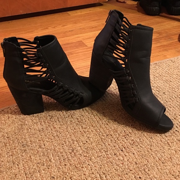 Black faux leather chunky open toed booties