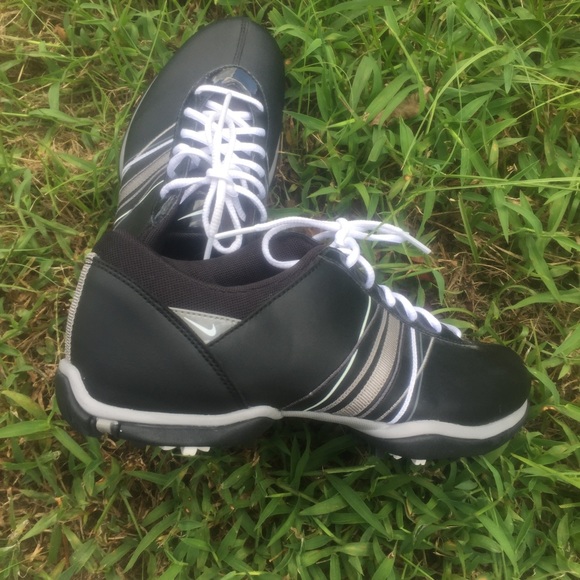 NWOT Nike golf shoes size 7W. Black, white & grey