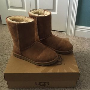 Classic Short Uggs in Chestnut w/ Original Box