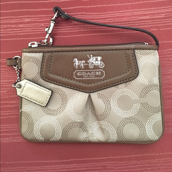 Coach Handbags - 🎉👯 100% Authentic Coach wristlet EUC