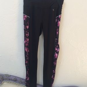 Yoga legging with patterned side panels