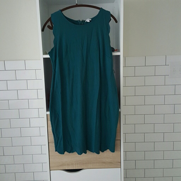 A Pea in a Pod scalloped sleeves and hem