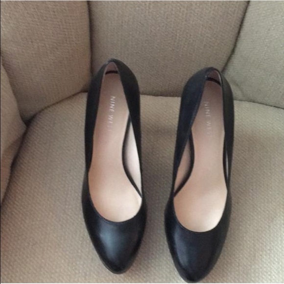Black Pumps - image 2