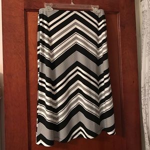 New York and Company Black and White Skirt Sz S