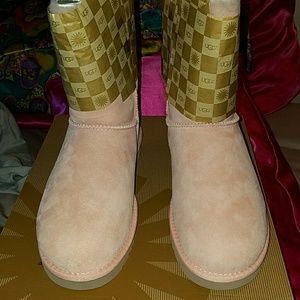 Ugg boots volleyball light pink size 10