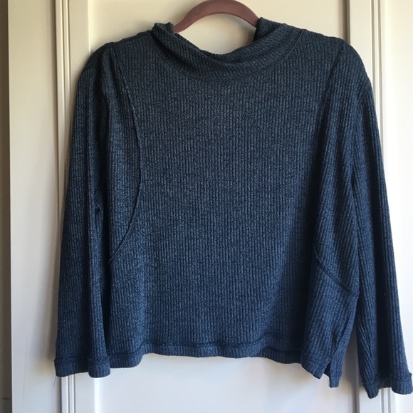 Free people ribbed crop turtleneck!