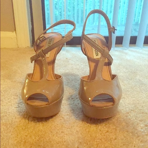 Steve Madden nude sandals